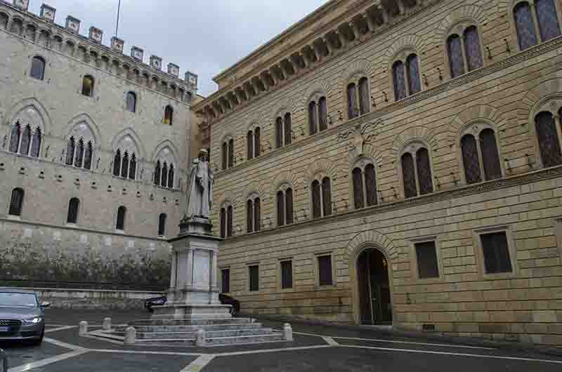 20 - Italia - Siena - plaza Salimbeni
